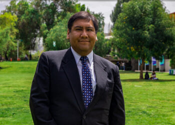 Mauricio Cabrera Salazar, desde las aulas, también incentiva a los futuros profesionales para obtener esta certificación.