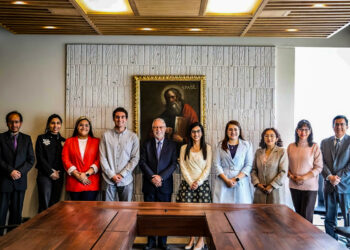 El rector Alonso Quintanilla junto a otras autoridades de la San Pablo, recibieron a parte de la delegación de estudiantes participantes del MOEA.