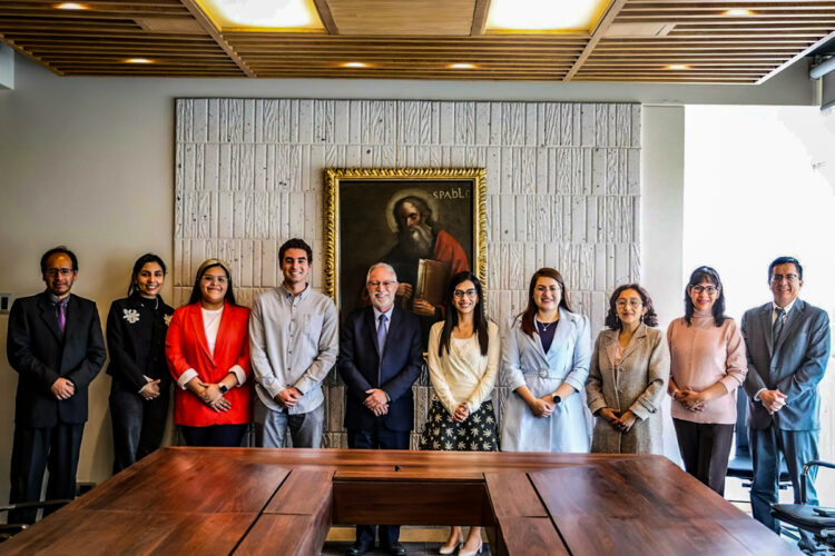 El rector Alonso Quintanilla junto a otras autoridades de la San Pablo, recibieron a parte de la delegación de estudiantes participantes del MOEA.