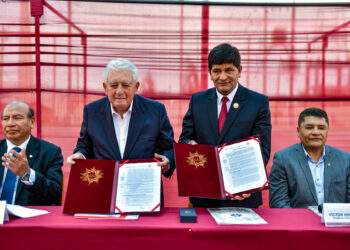 El presidente ejecutivo de Southern Peru, Óscar González Rocha y el gobernador regional, Rohel Sánchez, suscribieron el convenio.