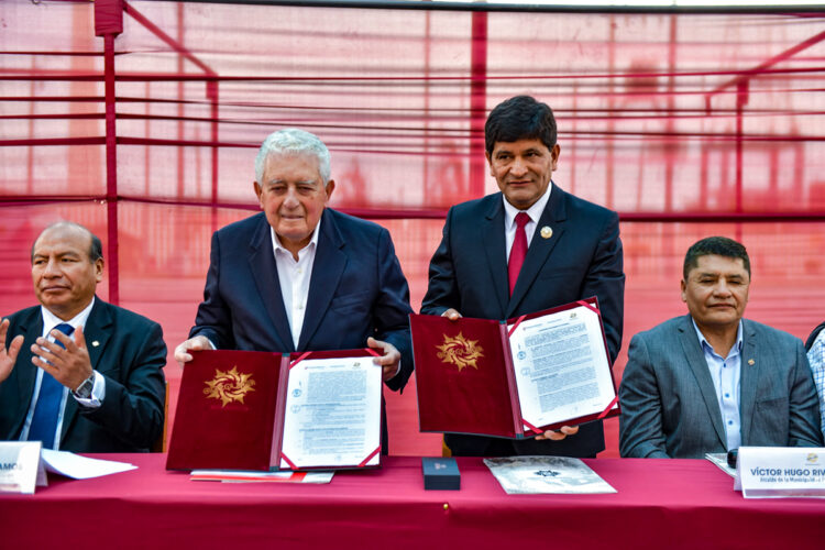 El presidente ejecutivo de Southern Peru, Óscar González Rocha y el gobernador regional, Rohel Sánchez, suscribieron el convenio.