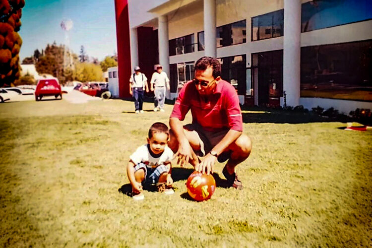 Su padre, Álvaro Ballón Dávila, fue su ejemplo e inspiración para sobresalir en el fútbol.