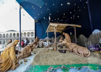 Este nacimiento consta de doce piezas, las más llamativas son las imágenes de María, José y los tres Reyes Magos; aunque el más esperado es Jesús, que aparece en escena recién en Nochebuena.