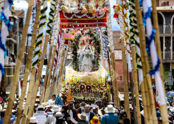 En el culmen de la procesión, la Virgen pasa por cada uno de los arcos que fueron preparados con días de anticipación para adornar su paso.