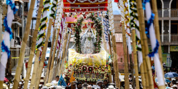 En el culmen de la procesión, la Virgen pasa por cada uno de los arcos que fueron preparados con días de anticipación para adornar su paso.