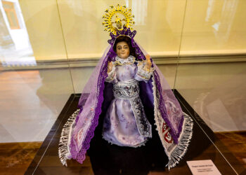 “Virgen Asunta de Coya”. Carlos Aranya de Cusco mostró su obra de la Mamacha de Coya, con su vestimenta de gala. Para ello, usó la técnica de imaginería tradicional.