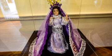 “Virgen Asunta de Coya”. Carlos Aranya de Cusco mostró su obra de la Mamacha de Coya, con su vestimenta de gala. Para ello, usó la técnica de imaginería tradicional.