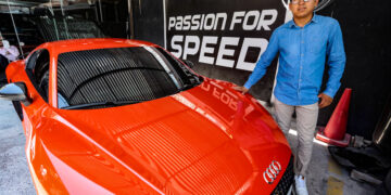 Diego Villegas atiende de manera personalizada en los talleres de Passion for Speed.
