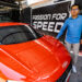 Diego Villegas atiende de manera personalizada en los talleres de Passion for Speed.