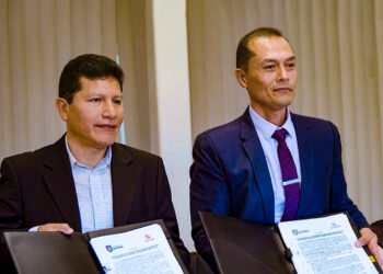 El convenio fue firmado por el secretario general de la San Pablo, Héctor Cruz Mercado (derecha), y el superintendente de Relaciones Comunitarias de Cerro Verde, Keith Choquehuanca (izquierda).
