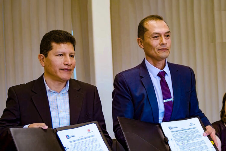 El convenio fue firmado por el secretario general de la San Pablo, Héctor Cruz Mercado (derecha), y el superintendente de Relaciones Comunitarias de Cerro Verde, Keith Choquehuanca (izquierda).