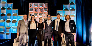 Gonzalo García Calderón (tercero de derecha a izquierda) estudió Ingeniería Industrial y egresó en 2014 de la San Pablo.