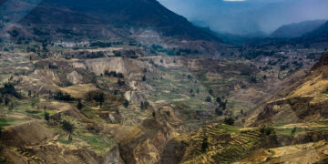 Vista general del valle del Colca. El río lo divide en dos bandas y su andenería permite el desarrollo de la agricultura.