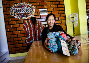 Irma Valdivia, exalumna de la San Pablo, incursionó en un emprendimiento dedicado al teñido de fibras naturales y tejidos a mano.