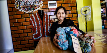 Irma Valdivia, exalumna de la San Pablo, incursionó en un emprendimiento dedicado al teñido de fibras naturales y tejidos a mano.