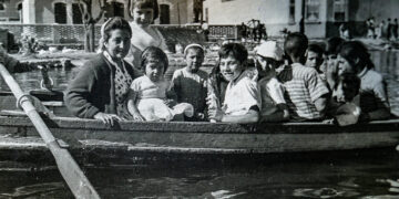El antiguo balneario de Arequipa. En la imagen aparece Lidia Vargas Delgado acompañada de sus hijos y otros niños, de paseo en uno de los típicos botes de madera, guiado por un remero. Angélica Bernedo (Segundo lugar)