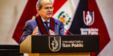 Germán Chávez expuso sobre economía para el desarrollo humano en la UCSP.