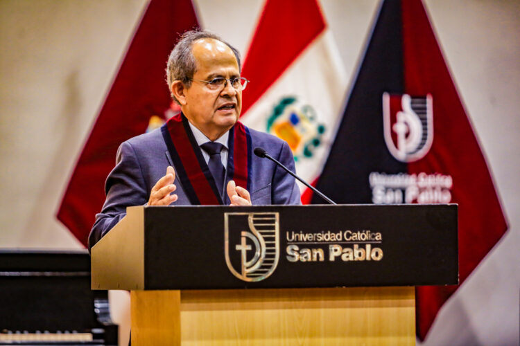 Germán Chávez expuso sobre economía para el desarrollo humano en la UCSP.