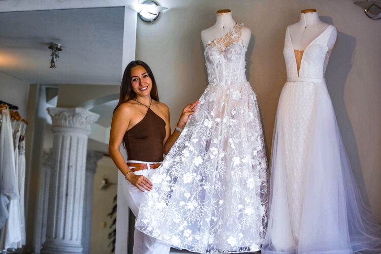 Camila Estremadoyro diseña vestidos de alta costura a la medida del cliente.