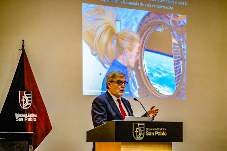 Jesús Martínez Frías, investigador e integrante de las misiones de la NASA compartió información con docentes y estudiantes de la San Pablo.