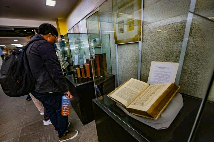 Valioso patrimonio cultural se conserva en la biblioteca de la San Pablo.