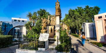 El dirigente gremial y fundador del Sutep, Horacio Zeballos, también tiene su tumba en este lugar, adornada con detalles que hacen referencia a sus ideales.