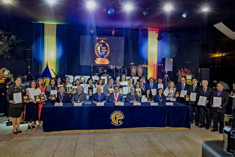 El Colegio de Psicólogos del Perú premió la destacada labor de sus profesionales.