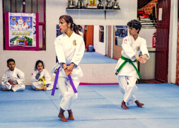 Verónica Franco junto a su hijo José María, practican el Kata, una disciplina que requiere concentración y coordinación.