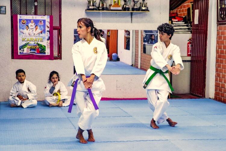 Verónica Franco junto a su hijo José María, practican el Kata, una disciplina que requiere concentración y coordinación.