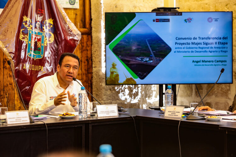El ministro Ángel Manero sustentó convenio de transferencia ante el Consejo Regional de Arequipa.