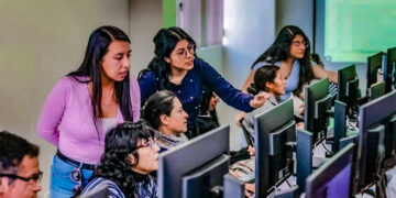 Damas recibieron adiestramiento para vincularse con el uso de diferentes herramientas tecnológicas.