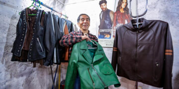 Miguel Ayala confecciona casacas con cuero a la medida del cliente.