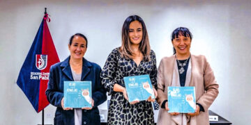 Libro fue presentado por Ana Lucía Núñez (al centro) en la San Pablo.