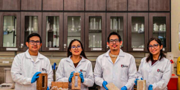 Investigadores de la San Pablo usaron escombros de construcción para obtener bloquetas y adoquines.