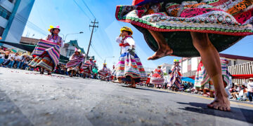 Un llamero llegó con sus animales y fue ovacionado por el público.