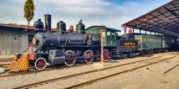 La locomotora 93 está en exhibición en el patio de la estación. De todas las máquinas, es la que más llama la atención de los turistas. (Foto: Museo Ferroviario Nacional de Tacna)
