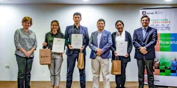 El equipo ganador del III Concurso Solidario Allinta Ruwana de la San Pablo, recibió un reconocimiento.