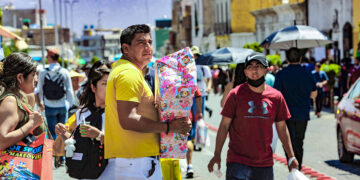 Aglomeraciones, campañas navideñas y expectativa social, son factores comunes de estrés y ansiedad en esta época del año.