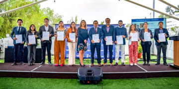Patricia Castillo, directora de Investigación de la UCSP, junto a los investigadores y docentes que recibieron los premios PEIC 2024.