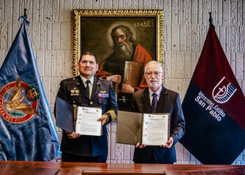 El rector de la San Pablo, Alonso Quintanilla Pérez-Wicht y el coronel FAP. Marcial Grandez Ramírez suscribieron el acuerdo de colaboración interinstitucional.