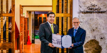 El alcalde Fredy Zegarra Black (izquierda), otorgó los reconocimientos al rector de la San Pablo, Alonso Quintanilla Pérez-Wicht.