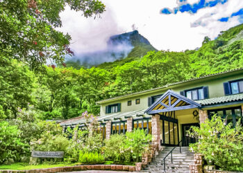 El hotel Sanctuary Lodge se ubica a unos pasos de Machu Picchu. Está concesionado desde 1995.