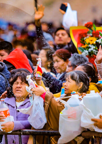 Miles de personas llevan diferentes objetos para ser bendecidos y regresar con ellos a sus hogares.
