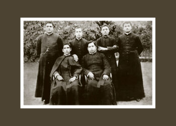 Sentados, de izquierda a derecha, los sacerdotes peruanos José M. Florez Mextre y J. Vitaliano Berroa, quienes eran párrocos de Tacna y Arica, respectivamente. De pie, Francisco Quiroz, teniente cura de Tacna; Juan Indacochea Zevallos, cura de Codpa; José Félix Cáceres, cura de Tarata; y Juan G. Guevara, auxiliar de la parroquia de Arica. (Foto: Difusión)