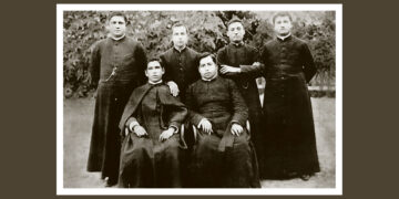 Sentados, de izquierda a derecha, los sacerdotes peruanos José M. Florez Mextre y J. Vitaliano Berroa, quienes eran párrocos de Tacna y Arica, respectivamente. De pie, Francisco Quiroz, teniente cura de Tacna; Juan Indacochea Zevallos, cura de Codpa; José Félix Cáceres, cura de Tarata; y Juan G. Guevara, auxiliar de la parroquia de Arica. (Foto: Difusión)
