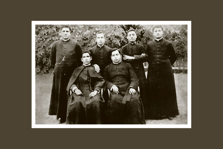 Sentados, de izquierda a derecha, los sacerdotes peruanos José M. Florez Mextre y J. Vitaliano Berroa, quienes eran párrocos de Tacna y Arica, respectivamente. De pie, Francisco Quiroz, teniente cura de Tacna; Juan Indacochea Zevallos, cura de Codpa; José Félix Cáceres, cura de Tarata; y Juan G. Guevara, auxiliar de la parroquia de Arica. (Foto: Difusión)