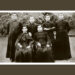 Sentados, de izquierda a derecha, los sacerdotes peruanos José M. Florez Mextre y J. Vitaliano Berroa, quienes eran párrocos de Tacna y Arica, respectivamente. De pie, Francisco Quiroz, teniente cura de Tacna; Juan Indacochea Zevallos, cura de Codpa; José Félix Cáceres, cura de Tarata; y Juan G. Guevara, auxiliar de la parroquia de Arica. (Foto: Difusión)