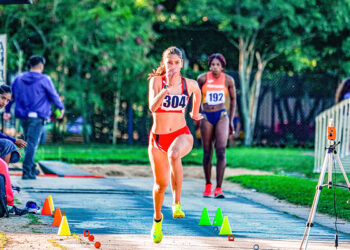 La carrera con vallas requiere mucha precisión y coordinación. Doménica se esfuerza cada día por perfeccionar su técnica y mejorar sus tiempos.