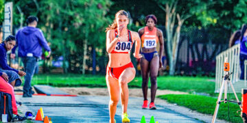 La carrera con vallas requiere mucha precisión y coordinación. Doménica se esfuerza cada día por perfeccionar su técnica y mejorar sus tiempos.