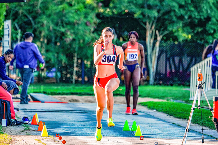 La carrera con vallas requiere mucha precisión y coordinación. Doménica se esfuerza cada día por perfeccionar su técnica y mejorar sus tiempos.